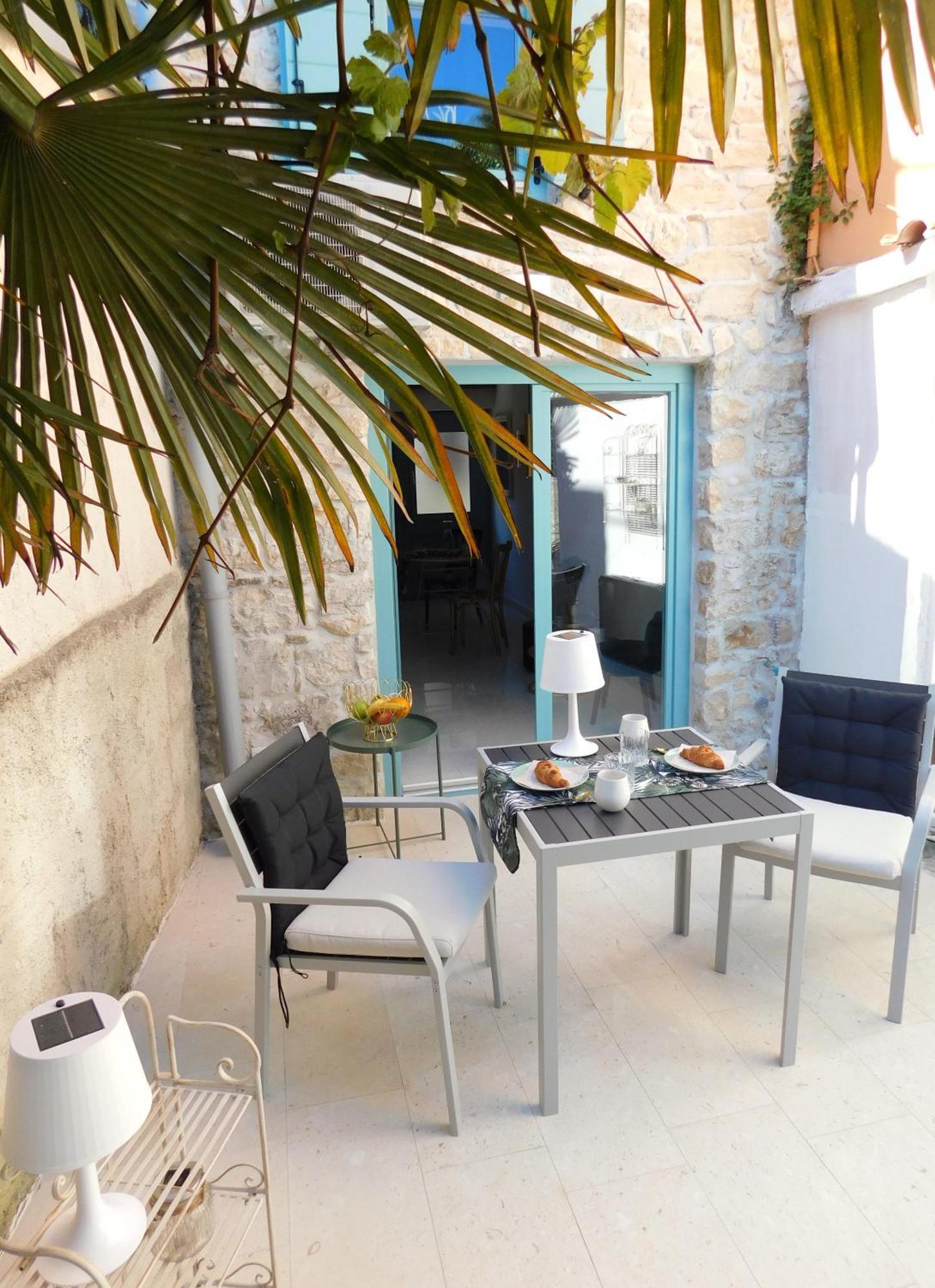 Bezauberndes Steinhaus Mit Garten In Der Altstadt Von Ровинь Экстерьер фото