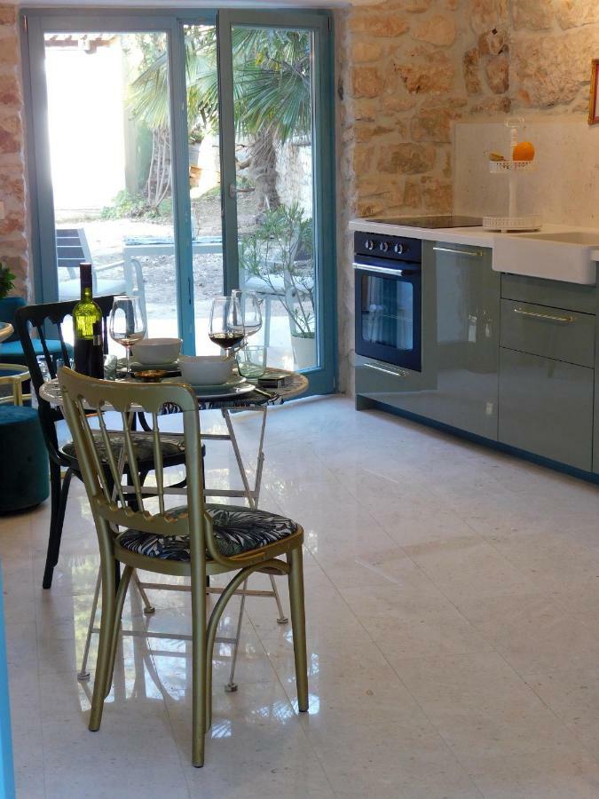 Bezauberndes Steinhaus Mit Garten In Der Altstadt Von Ровинь Экстерьер фото